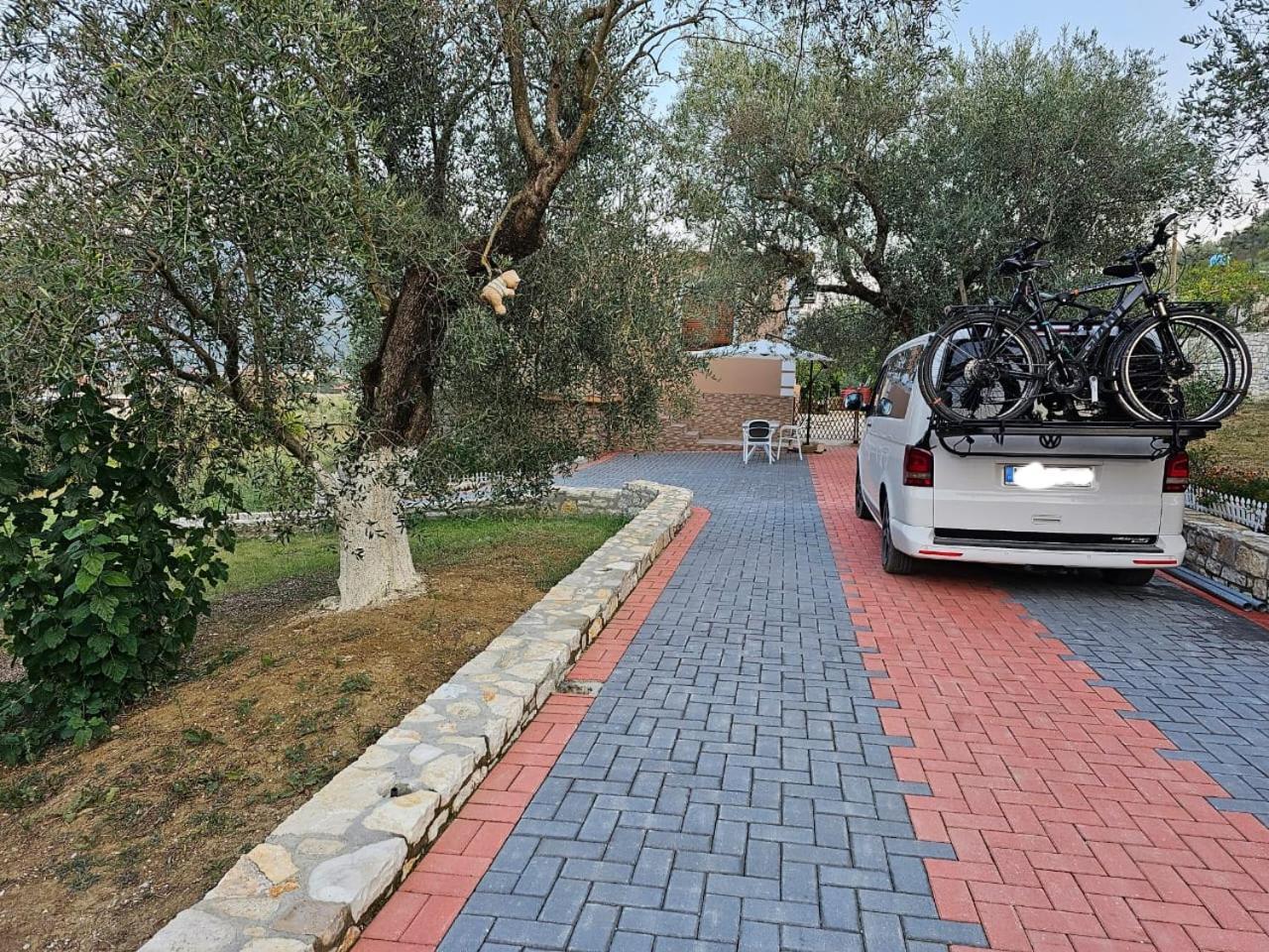 Guesthouse Iljaz Berat Exteriör bild