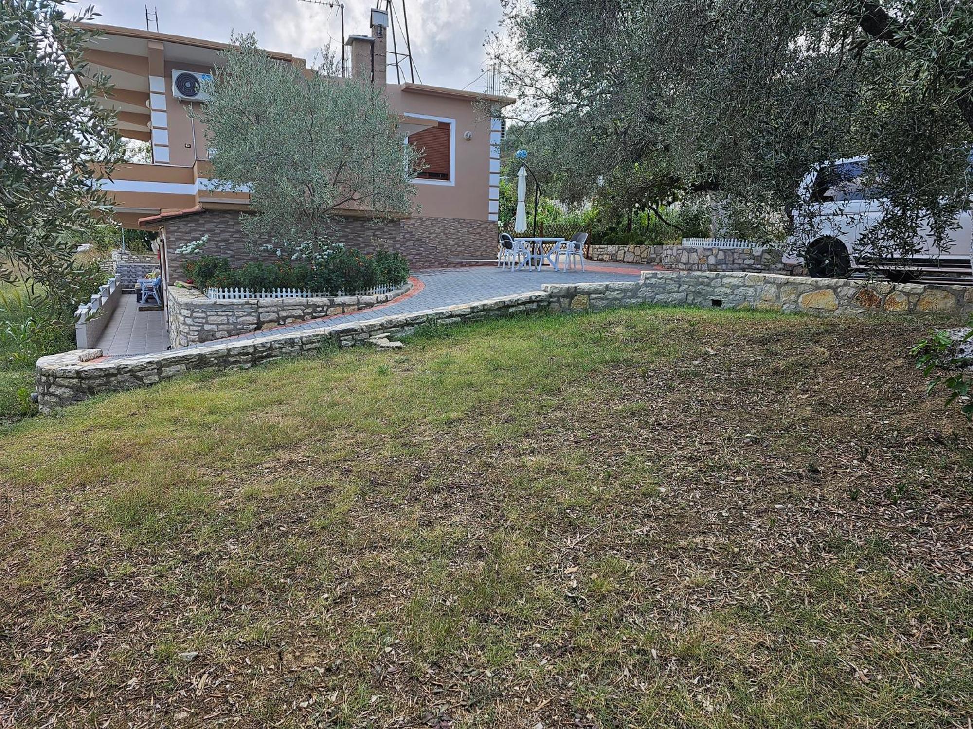 Guesthouse Iljaz Berat Exteriör bild