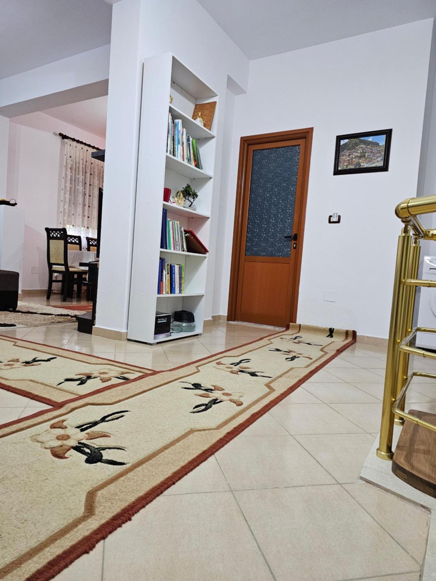 Guesthouse Iljaz Berat Exteriör bild
