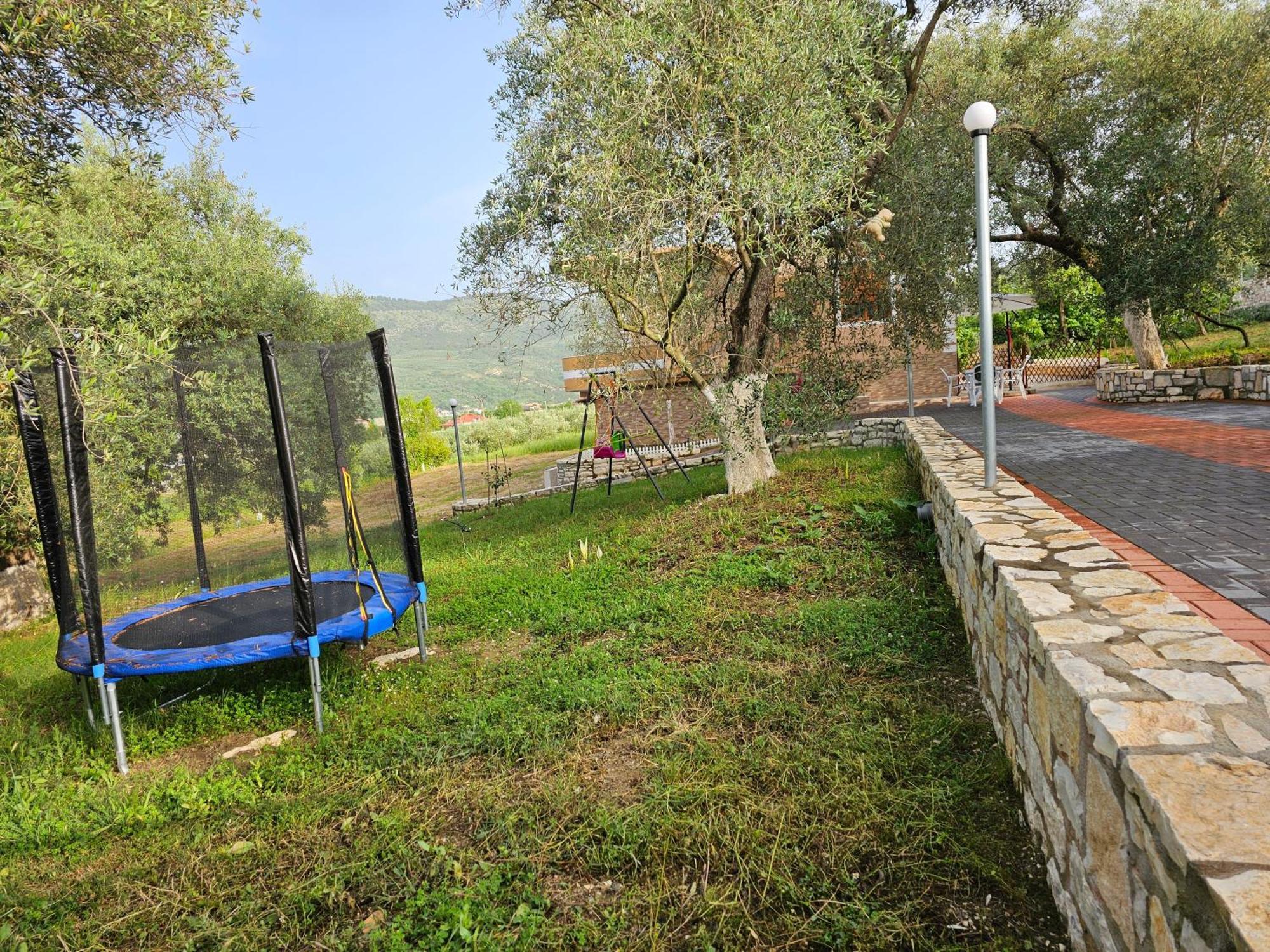 Guesthouse Iljaz Berat Exteriör bild