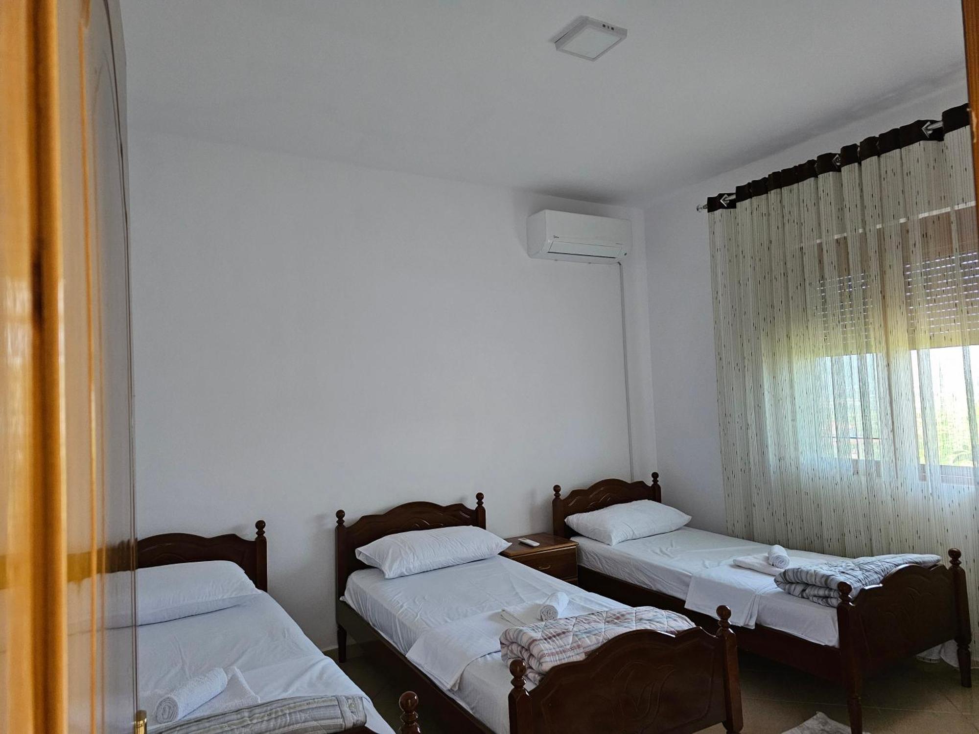 Guesthouse Iljaz Berat Exteriör bild