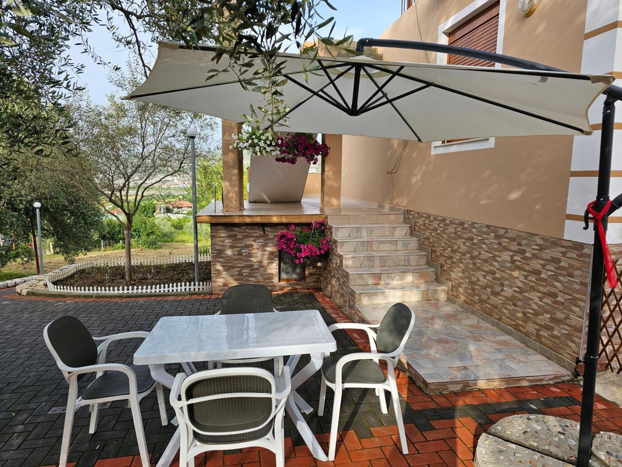 Guesthouse Iljaz Berat Exteriör bild